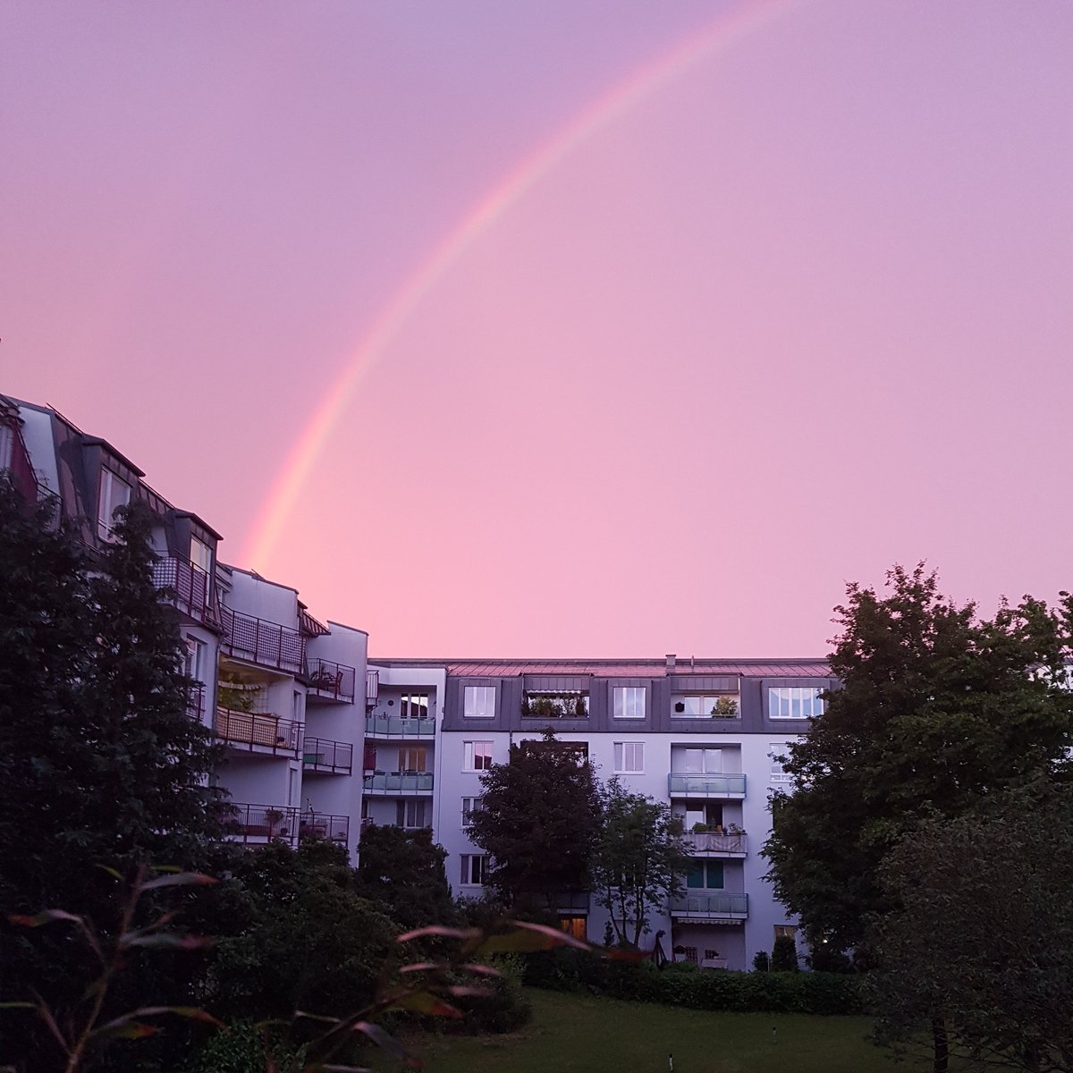 pickappDE's tweet photo. Hätte nicht gedacht das es sich heute noch lohnt aus dem Fenster zu sehen...😆 #münchen #Regenbogen #munich #rainbow https://t.co/WR5Jz0OFkQ
