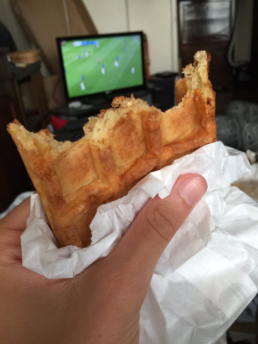metrosexuel's tweet photo. Pour la mi-temps de #FRAALB on mange le dessert de la #leonbox de @Leon_Officiel #yummy #gaufres https://t.co/0KQcBlop5f