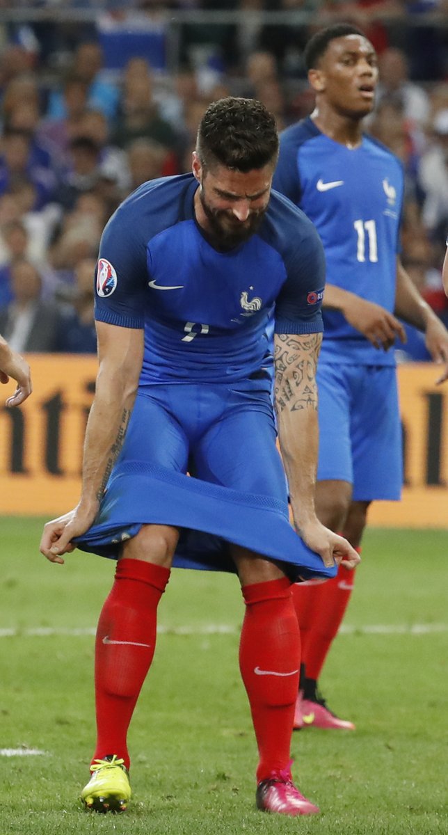 panditfootball's tweet photo. Ujungnya mungkin bakal bisa cetak gol, tp buang-buang peluang jg gak baik, 3 tembakan meleset semua. Giroud #FRA https://t.co/ji4vK4Ma7p