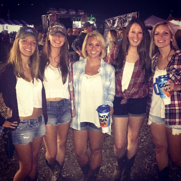 kaelyyorick's tweet image. Loving @OfficialCUSA in the rain. #CUSA2016 #favoriteweek