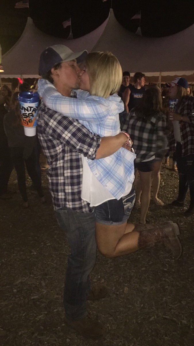 kaelyyorick's tweet image. Loving @OfficialCUSA in the rain. #CUSA2016 #favoriteweek