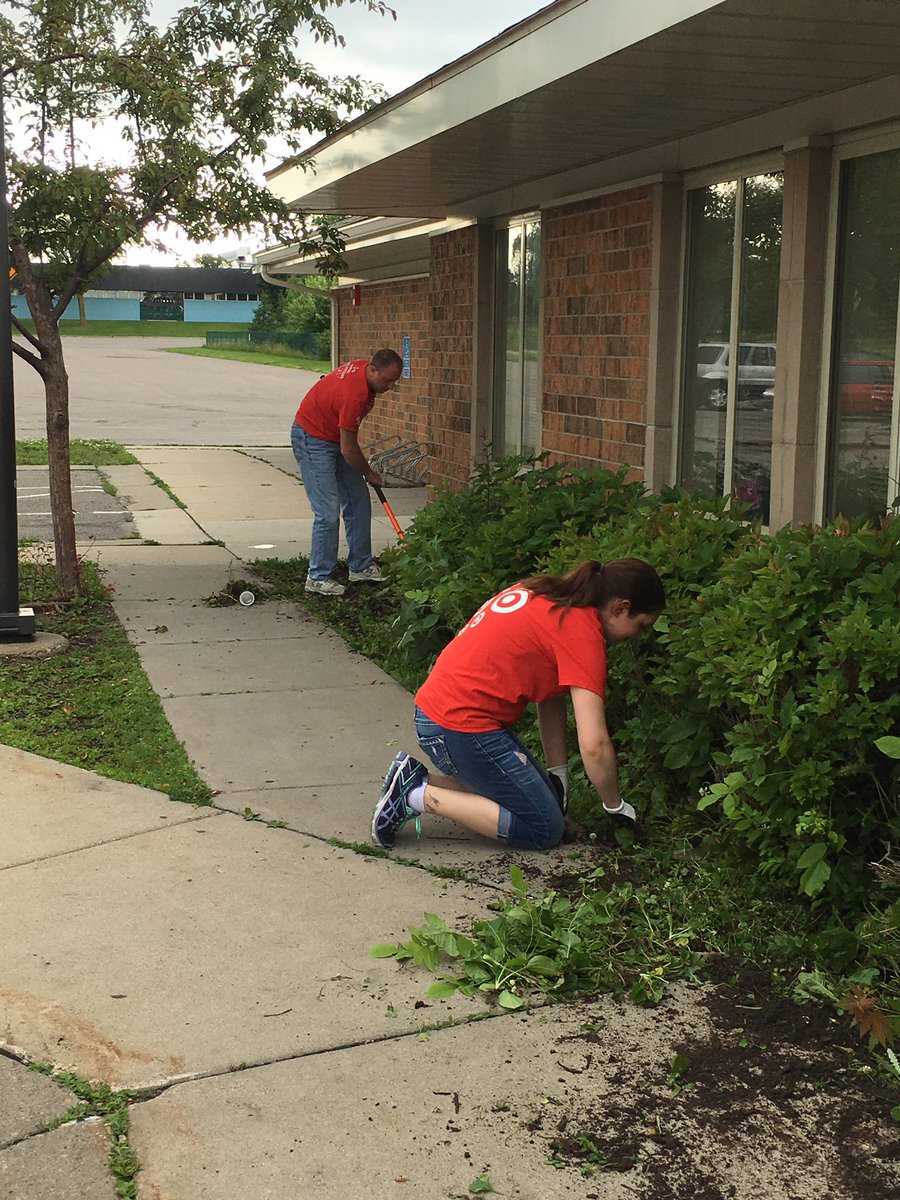 McClim1's tweet photo. T0068 TL volunteer day! #givingback #Target #bestteamever @cjdoering @breanne_moody @CristinErdman https://t.co/OoNRhPWsS7