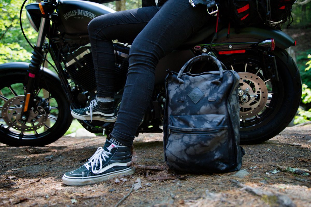 #OOTD ideal para andar en tu moto. #VansGirls
📷: <a href="/_GenevieveDavis/">Genevieve Davis</a>