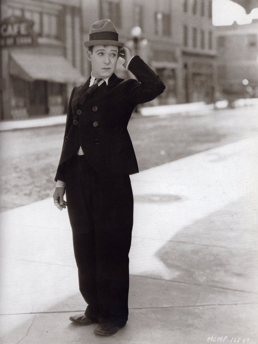 FilmScene1's tweet photo. Happy Birthday to silent screen comic Harry Langdon (1884 – 1944). #HarryLangdon https://t.co/bW7MZOJh2v