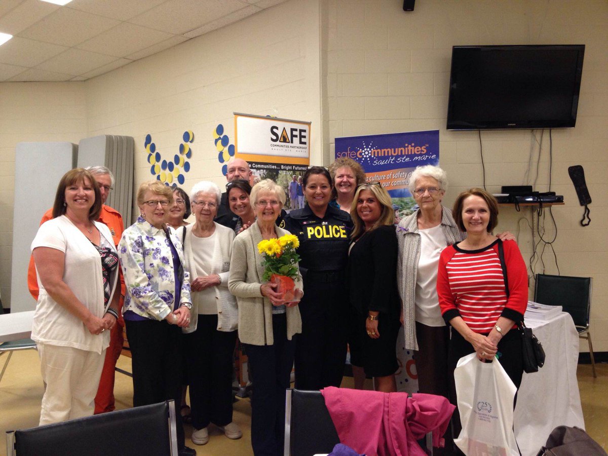 OPP_NER's tweet photo. Celebrating #WorldElderAbuseDay educating Seniors about frauds and scams#canadianantifraudcentre. #SSMOPP https://t.co/yInAdsdElQ