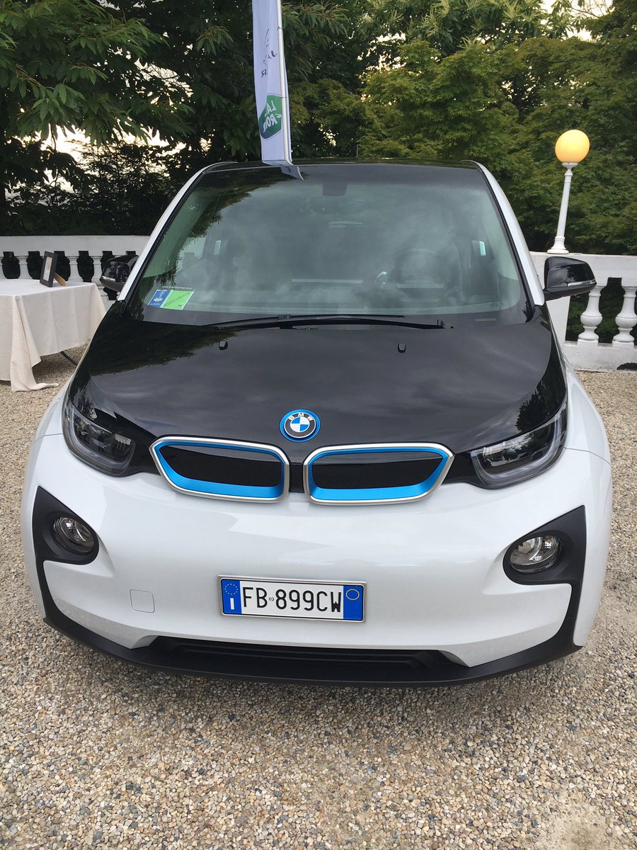 clnewfood's tweet image. Ospiti della serata le nuove @BMW i3 e i8 di @biAutoTo