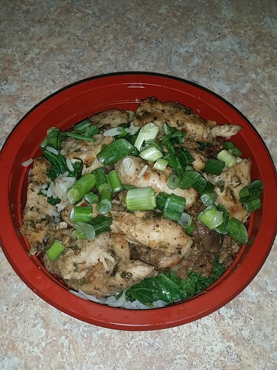 CopperheadFit's tweet image. Garlic and herb chicken on top of Jasmine rice with wilted kale and sautéed mushroom,garlic, and onions #clean #yum