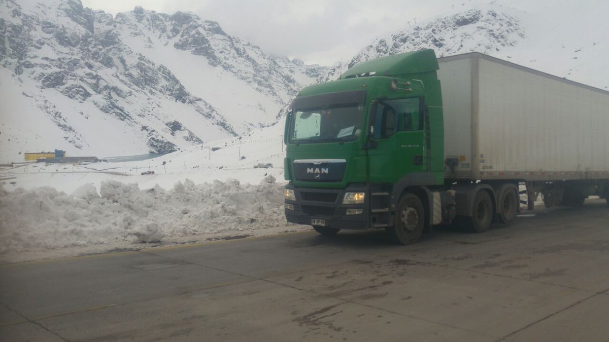 tw_log's tweet photo. #PasoLosLibertadores #TransWorldLogistics Imágenes de nuestras unidades cruzando frontera. https://t.co/oYIscAIKIT