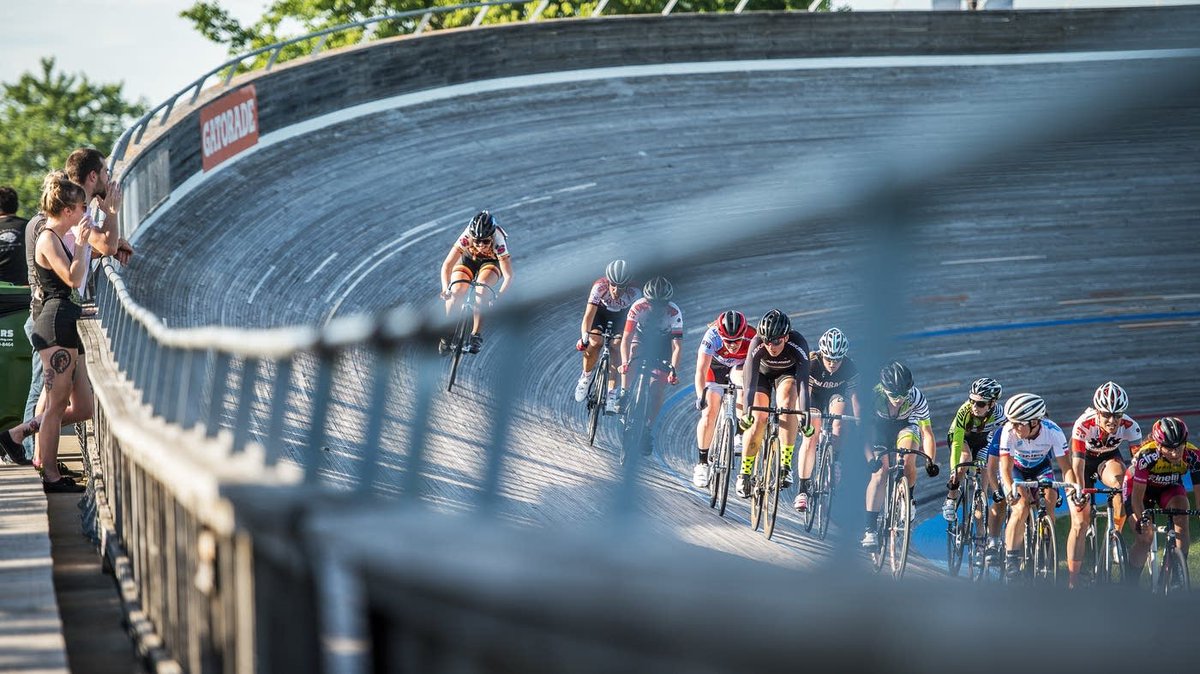 ReutherTina's tweet photo. @MPRnews photographed @nscvelodrome #fixedgearclassic spectators watching a women's race. https://t.co/AVFJNUrPqh
