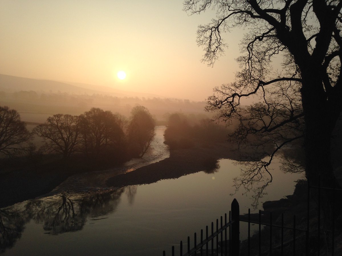 eka1679's tweet photo. Early AM #run #sunrise looking forward to seeing this again soon #landscape #view #rivet #kirkbylonsdale #earlystart https://t.co/yfJVjUAuEG