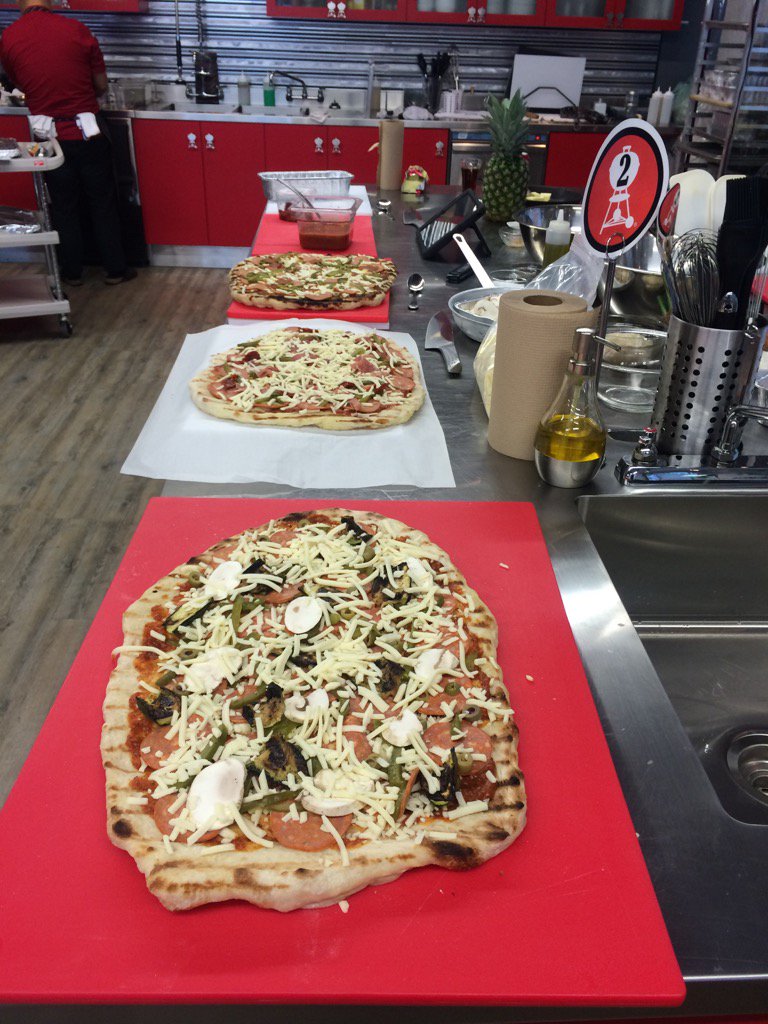 1059ROTR's tweet image. Rob on the Road getting ready to cook pizza on a BBQ, what? Yes book your party webergrillacademy.ca @1059TheRegion