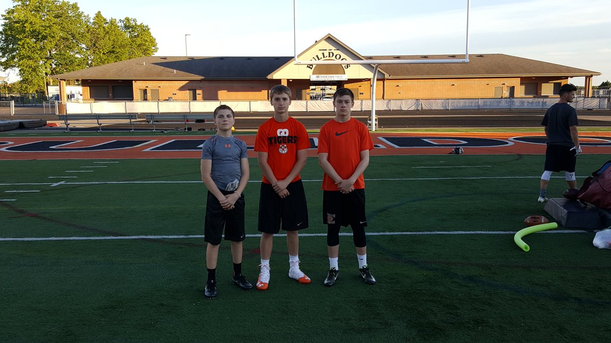 AIR_IT_OUT_13's tweet photo. Massillon crew puttin in group work last Sunday nt. Great work u guys! @CoachNMoore #KpComing #OffseasonGrind https://t.co/UB1dfgFvDZ