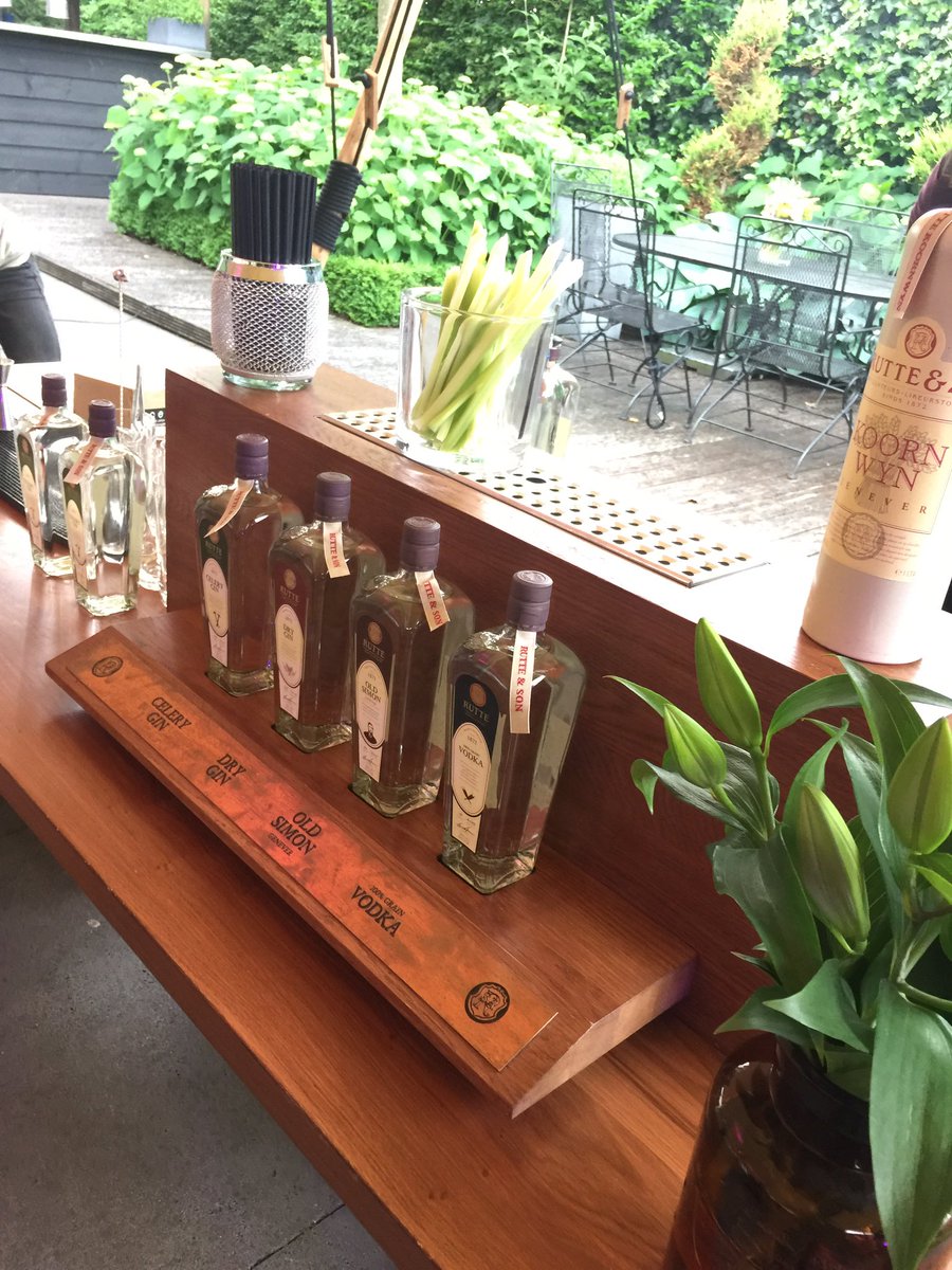 TonysQuote's tweet photo. Letterlijk een volle tent @BilderbergPH #haringparty2016 met top haring @schmidt_zeevis en #GinTonic @TheBarrelProof https://t.co/SQj76V6elX