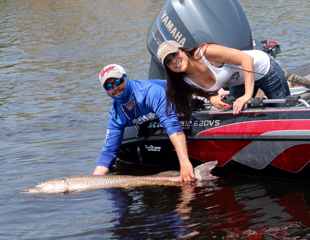 Epicguideservce's tweet photo. The release! #Wisconsin #rangerboats #fish #fishingguide #yamahaoutboards #whatgetsyououtdoors #muskyhunter https://t.co/Wdg9yx2FpY