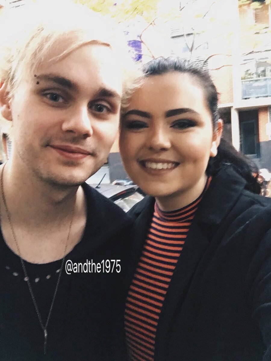 5sosupdates5s's tweet photo. Michael con @andthe1975 hoy!❤
-S✌ https://t.co/at3PKvKuh1