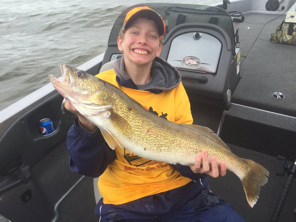 Epicguideservce's tweet photo. All smiles #Wisconsin #rangerboats #fish #fishingguide #yamahaoutboards #Kids #walleye #whatgetsyououtdoors #Outside https://t.co/aguZe7qqXu