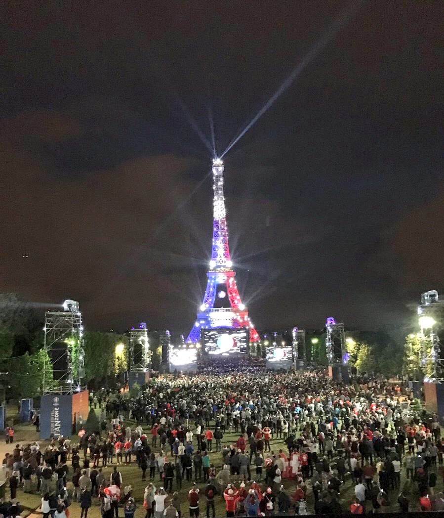 GossipRoomOff's tweet photo. La tour Eiffel célèbre la victoire des Bleus en s'illuminant aux couleurs de la France ✨🇫🇷 #FRA https://t.co/I5CKPqoBqk