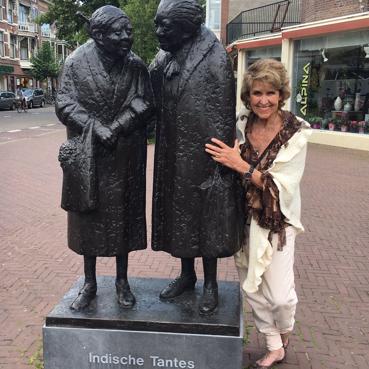 M'n literaire vriendin en voorbeeld bij 'haar' standbeeld. Inspiratie voor nieuw roman. Topavond. <a href="/YvonneKeuls/">Yvonne Keuls</a>