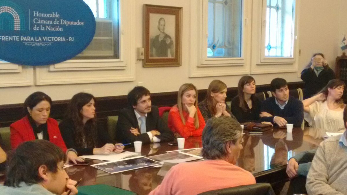 luanavolnovich's tweet photo. Reunión de @DiputadosFPV_pj con beneficiarios del Plan #Procrear por demoras en urbanización y entrega de créditos https://t.co/aXEhqkHnZa