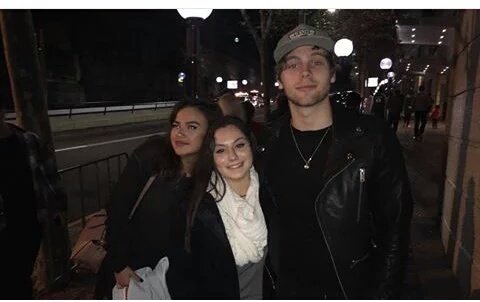5sosupdates5s's tweet photo. Luke con una fan anoche en Sidney (14 Junio) -S✌ https://t.co/FRiMuBPAOB