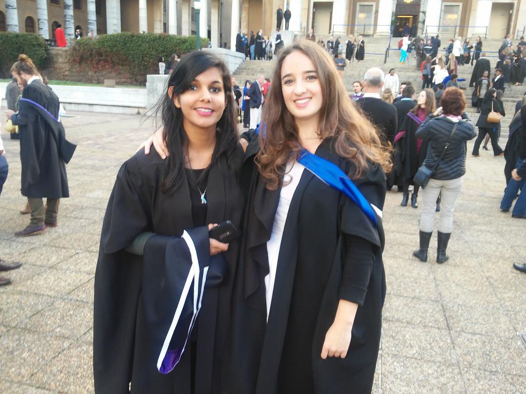KatClaassens's tweet photo. #UCTGrad2016 with @jessleena #soldiers https://t.co/3OJ5AqPrWE