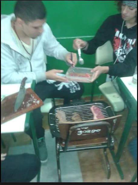 FaRy_Drew's tweet photo. Churras d Levis na escola https://t.co/c66b54NNNS