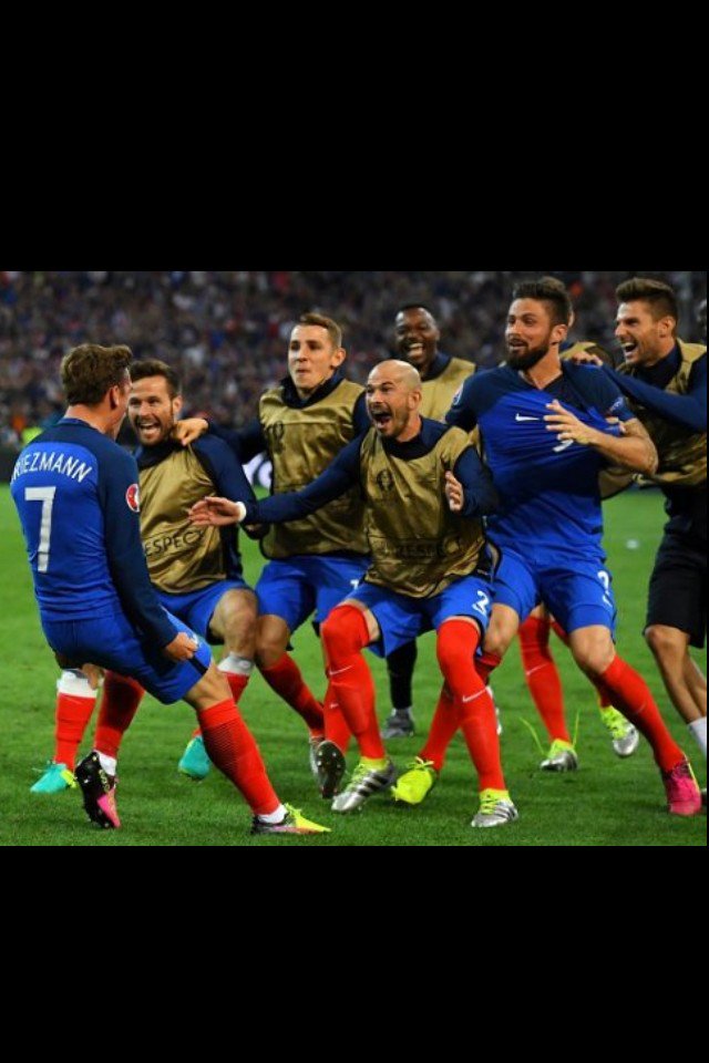 CoupetCoupet's tweet photo. Trop bien cette attitude. Allez les Bleus https://t.co/FDRb2sSUs6