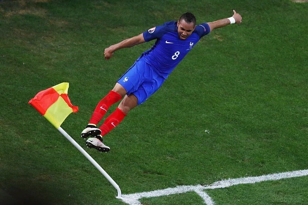 Smc97Kaaf's tweet photo. LA CELEBRATION QU'IL FAUDRA INTÉGRER DANS FIFA 😂😂✋ #FRAALB #FiersdetreBleus #Velodrome #PayetShow #974POWA https://t.co/d9Z95JsWBm
