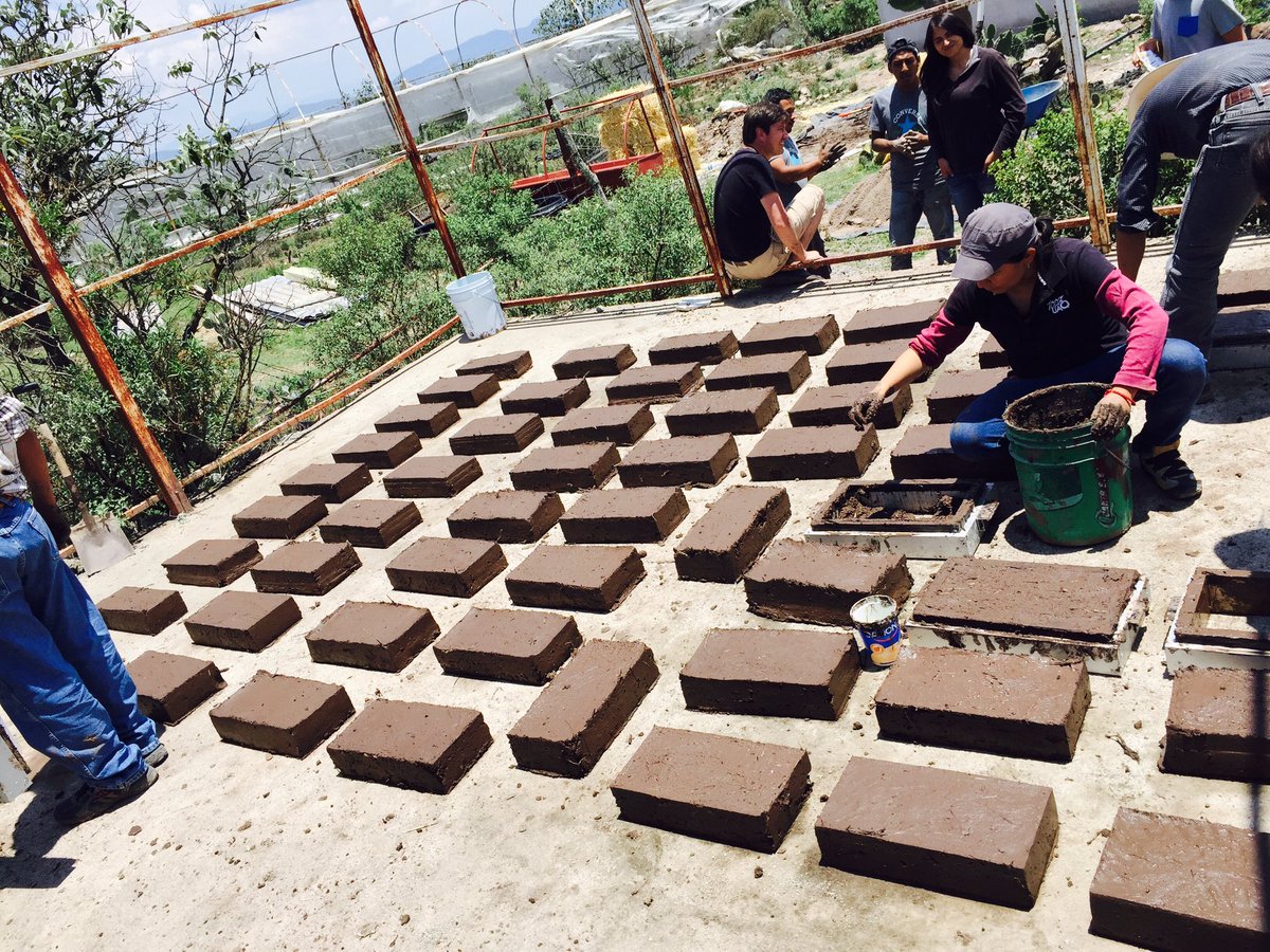 ParamoJessica's tweet photo. #fabricandoadobes #bioconstruccion #construyemuseo #rivearquitectura https://t.co/Nw0GbUPSw4