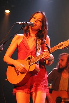 Artic_Disques's tweet photo. Amélie Veille lançait aujourd'hui son 4e album Les Moments Parfaits: Show complet, 20h aux #Francos2016 (scène Ford) https://t.co/zJNBxHzZwy