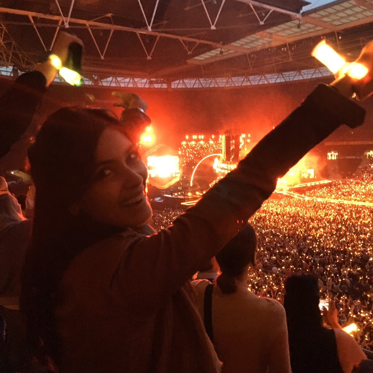 DianaPenty's tweet image. And it was all yellow...#Coldplay #Wembley #London