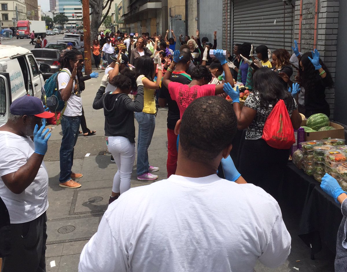 DarrinEbron's tweet photo. Prayers hands go up for the homeless #GoodlifeGroup #giveback #livetheGoodlife #LA #SkidRow #endhomelessness https://t.co/JY2Zw4C5Qe