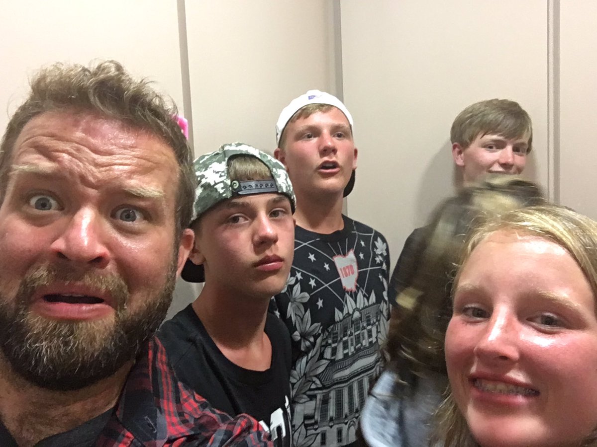 pizzacoolguy's tweet photo. Stuck in elevator #BigStuf2016  #PrimeLife https://t.co/hp3angTrNh