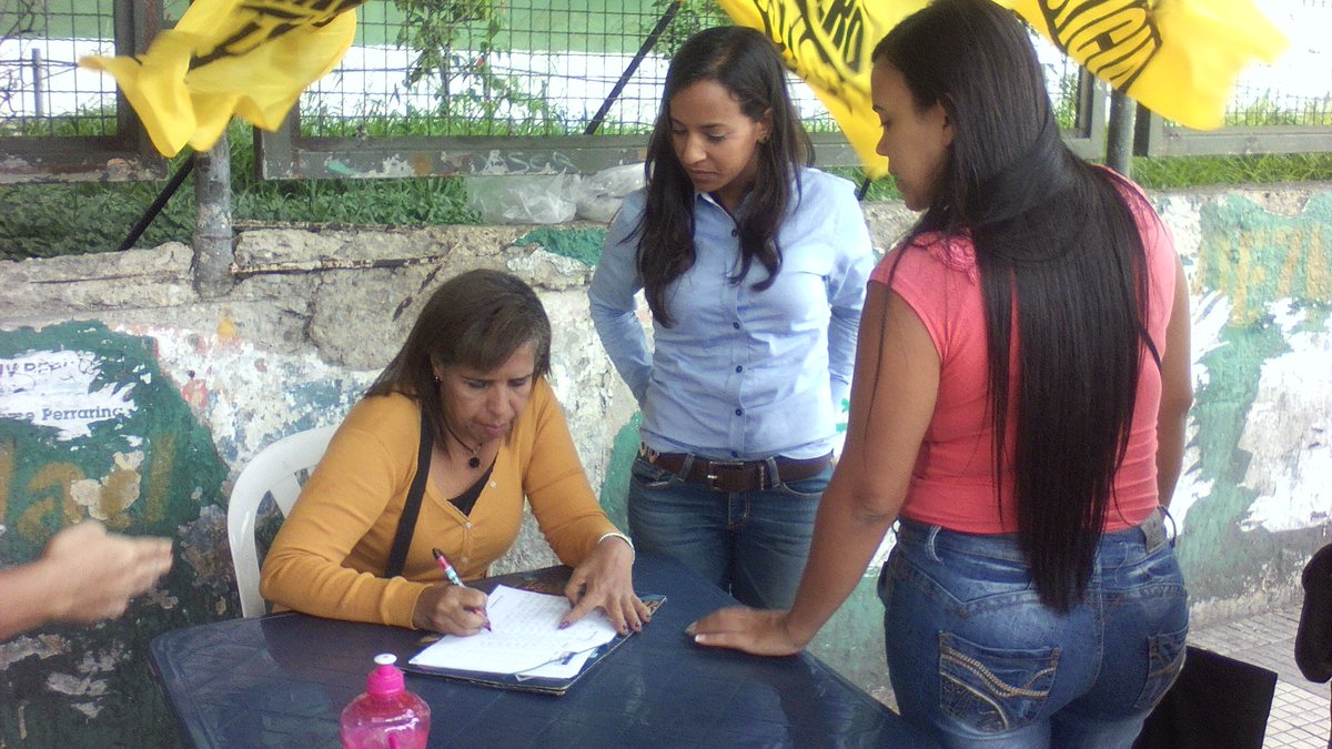 SJ_Solidario's tweet photo. Hoy en nuestro punto de información ayudando para la #ValidacionYA en compañía de @TomasGuanipa y @MarialbertBs https://t.co/mQ5RDrcGsS
