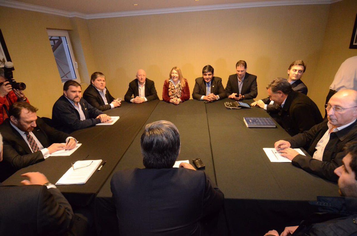 En la reunión <a href="/YPFoficial/">ypfoficial</a> confirmó inversiones en TDF en el marco de la renegociación del Área Magallanes