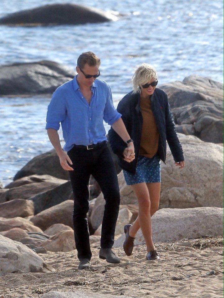1DPhil_AD's tweet photo. A kiss on the beach! She quickly move on eh? Tom Hiddleston & Taylor ? #Toylor or #HiddleSwift? https://t.co/5SW1uzYbn0