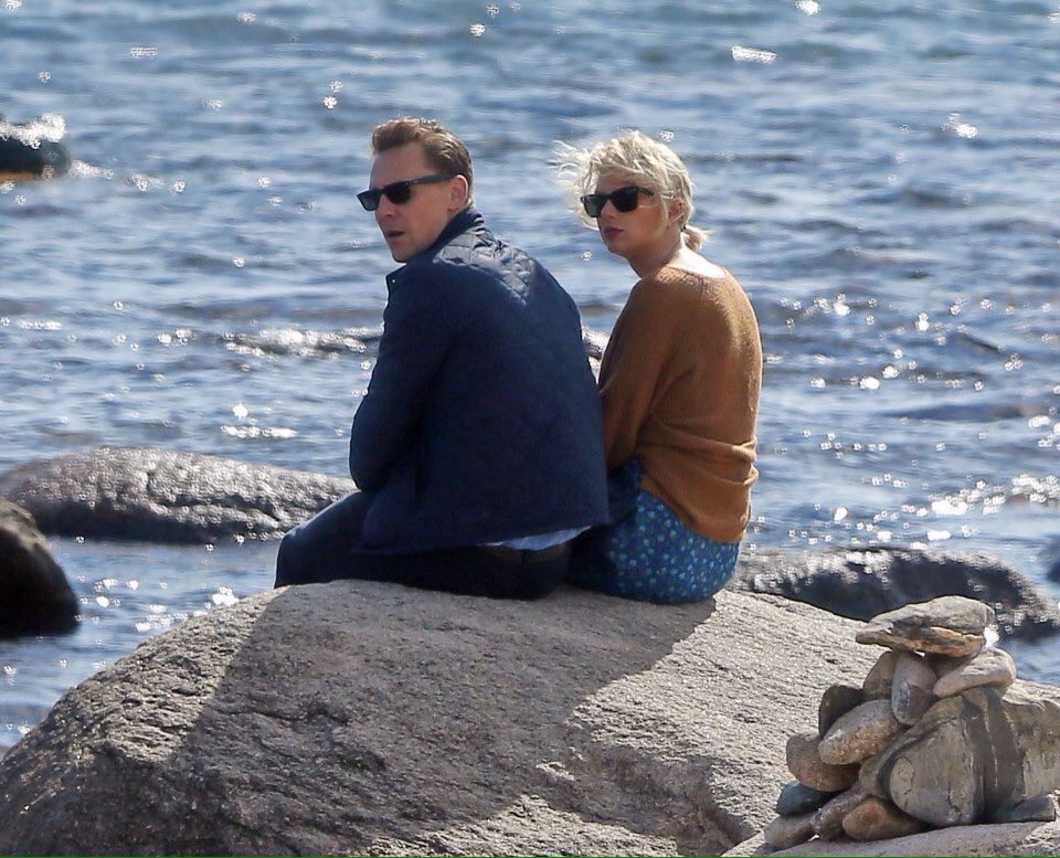 1DPhil_AD's tweet photo. A kiss on the beach! She quickly move on eh? Tom Hiddleston & Taylor ? #Toylor or #HiddleSwift? https://t.co/5SW1uzYbn0