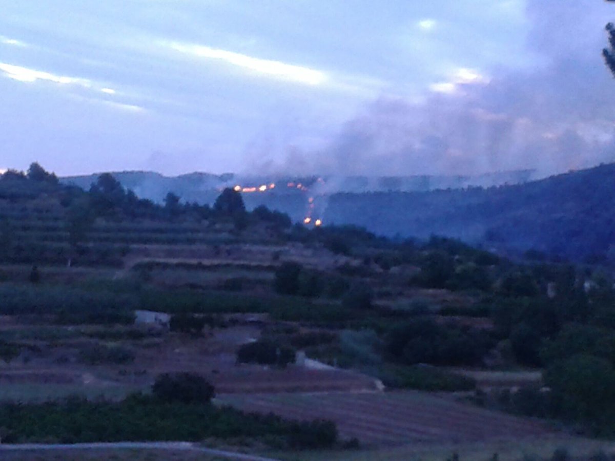 GVA112's tweet photo. Imatges de l'#IFBolbaite ara, a les 6:30 hores / Imágenes del Incendio Forestal en Bolbaite a las 6:30 horas https://t.co/U3h1RY7jiq