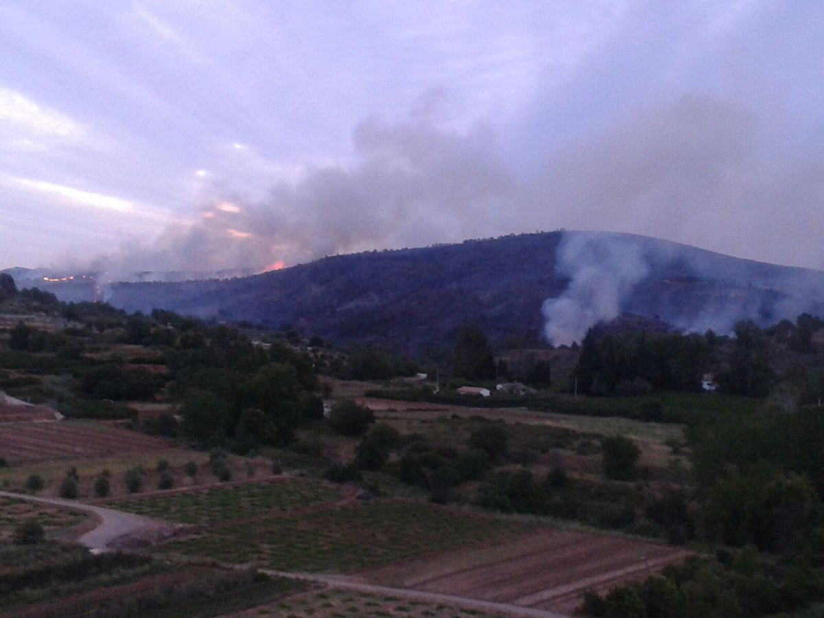 GVA112's tweet photo. Imatges de l'#IFBolbaite ara, a les 6:30 hores / Imágenes del Incendio Forestal en Bolbaite a las 6:30 horas https://t.co/U3h1RY7jiq