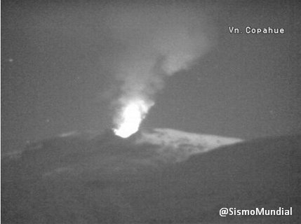 SismoMundial's tweet photo. ⚠ #AHORA Fuerte Incandescencia en el Volcán Copahue.. #BíoBío (Entre Chile y Argentina).15/06/2016 https://t.co/qw1vmIuQXl