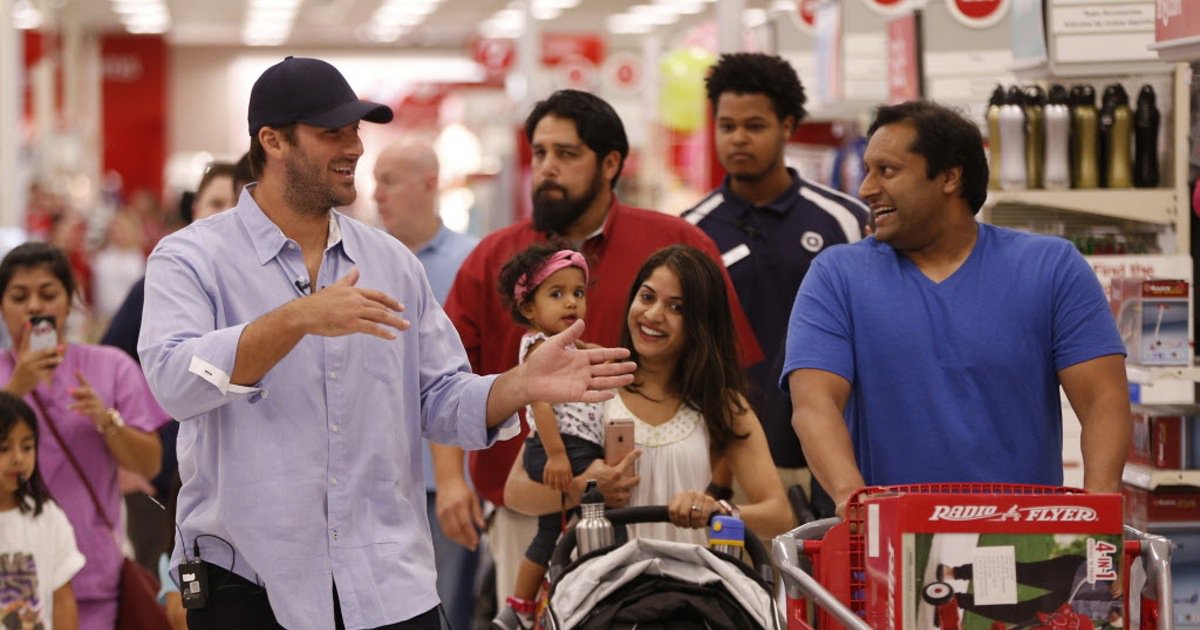 Cowboys QB Tony Romo stops by Target to help last-minute Father's Day shoppers, talks Dez… dlvr.it/LZL89M