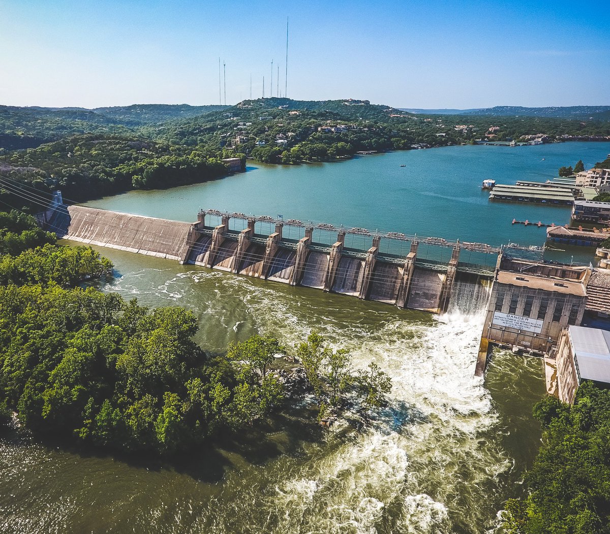 Motonosity's tweet photo. Alright @C2Wtweets, Entry 003 in the #DroneOff. Tom Miller Dam, which creates Lake Austin on the Colorado River. https://t.co/RNL1pfWNlM