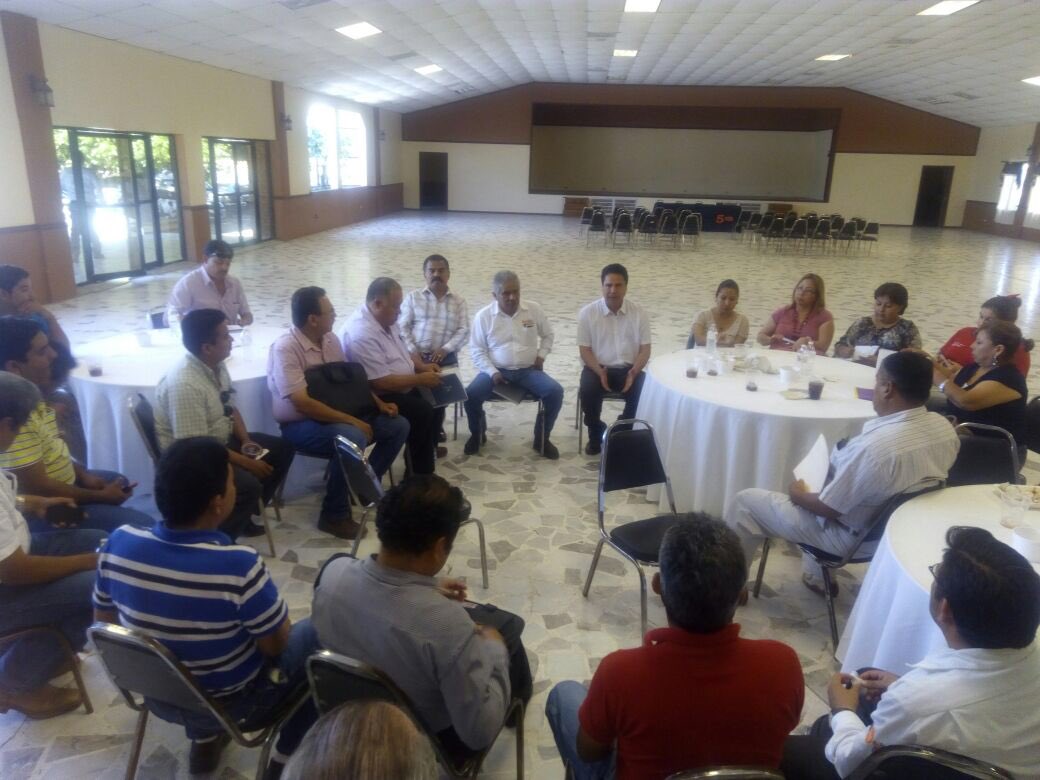 jlresendiz16's tweet photo. El Profr.José Luis Ponce en reunión con estructura sindical y en las instalaciones del ISSSTE.En Acuña Coah.SNTE5 https://t.co/MlXhZk4Qw9