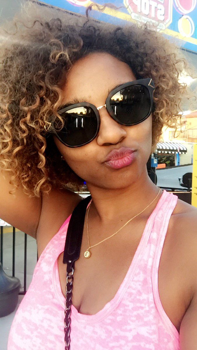Lese_Babe's tweet photo. Hello Ms. #ToryBurch 💁🏽💕 #ShadesOfYou https://t.co/plAX446SIv
