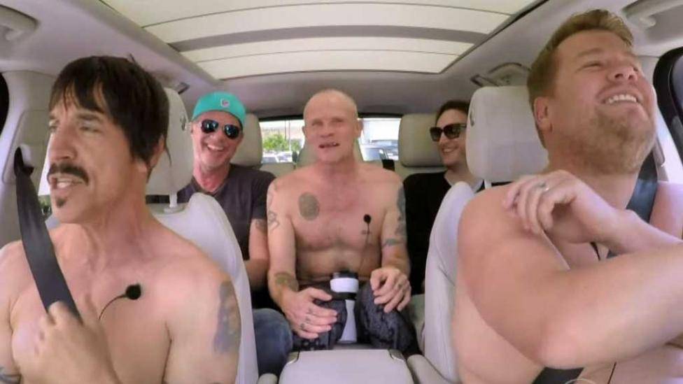 LosAndesDiario's tweet photo. Los Red Hot Chili Peppers cantaron y se desnudaron en un taxi https://t.co/nmS1442Mvx https://t.co/WzLls2RsxX