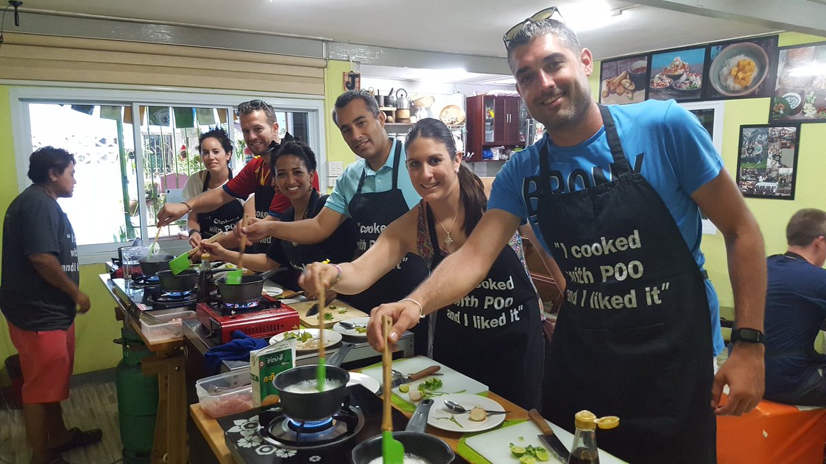 francabec's tweet photo. En las entrañas de Tailandia. Cooking with Poo! https://t.co/jKLRjWykWf