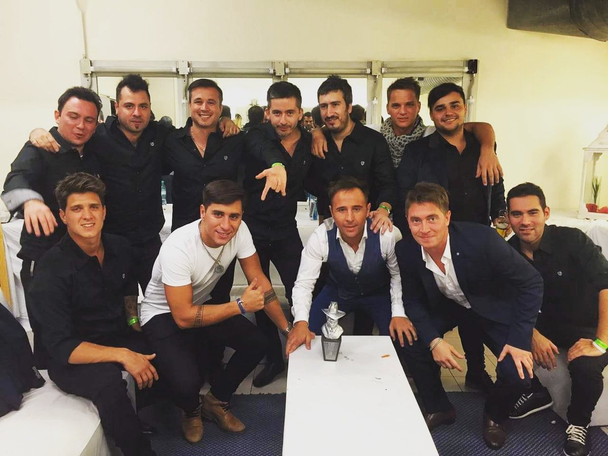seijhos's tweet photo. Vestimos y acompañamos a @Los_Totora  Premiados como Mejor Banda Musical en los premios Carlos Gardel. 🙌😁💃🎶 https://t.co/YDVDT5CiTc