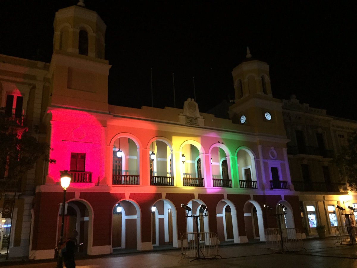 CarmenYulinCruz's tweet photo. Se pinta la alcaldía de los colores del arco iris en solidaridad con comunidad LGBTT por masacre en Orlando. https://t.co/tH2LKvkk0L
