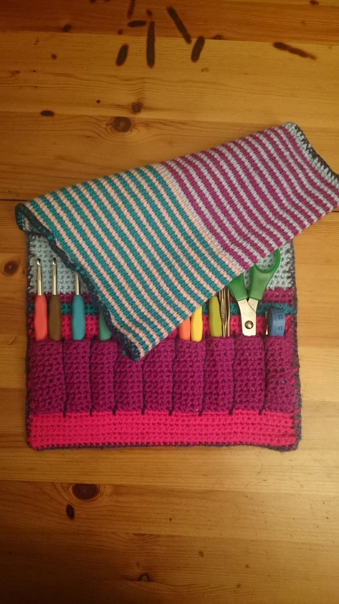 menknitters's tweet photo. Un estuche imperfecto pero diferente y único @revolucionlibro @Geekpolys @LinkGlooper https://t.co/YKtZfqgOMq