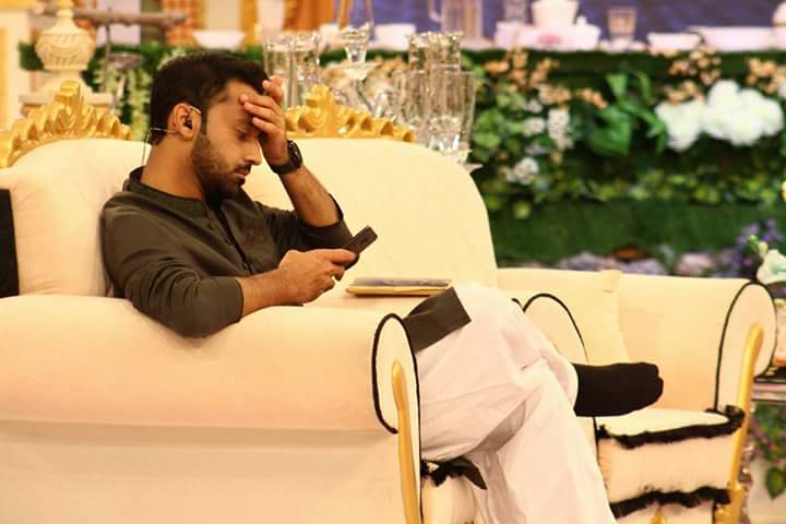 Bushra958's tweet photo. Wah @WaseemBadami Sir Awesome ur Facebook Cover pic 👌👌👌😍😍 #StyleHaiBoss 👌👌👍👏😎 #MashaALLAH 👌👌 https://t.co/5pABg1VbR5